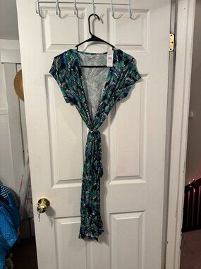 Loft "Beach" Short Sleeve Blue and Green Leaf Print Wrap Dress. Size M. NWT.